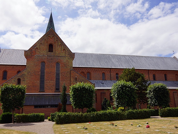 2018 - Sorø Slotskirke Sorø Klosterkirke ligger i Sorø og er bygget som en gravkirke for Hvideslægten. Den berømteste af Hviderne, biskop...