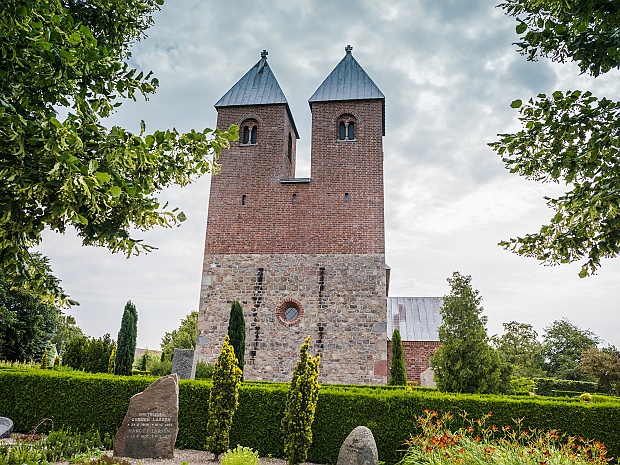 2019 - Fjenneslev Kirke Rank og stolt knejser Fjenneslev Kirke, ligeså skøn i dag som den dag, den blev indviet. Der er rejsning over den, noget...