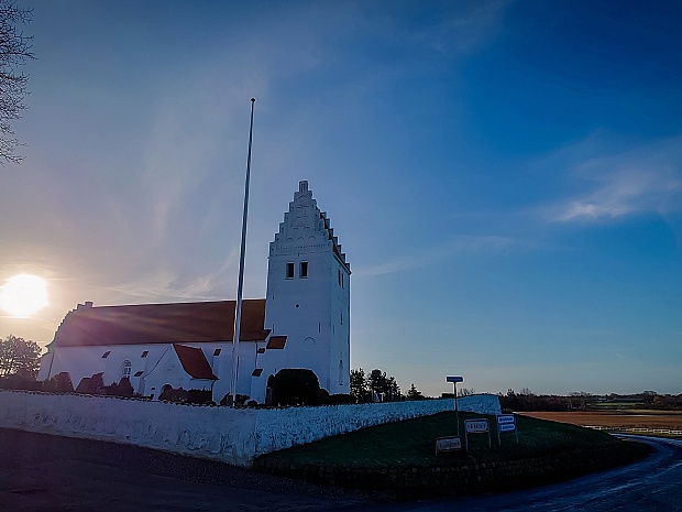 2021 - Fanefjord Kirke Kirken er fra omkring 1300, er en hvidkalket kirke opført i munkesten ved Fanefjord, højt og frit beliggende på Vestmøn...